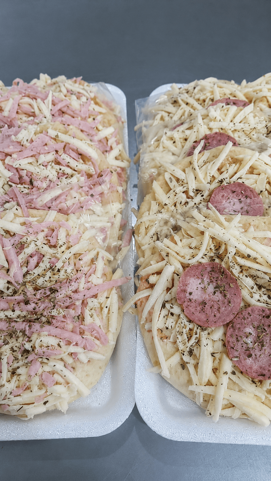 Pizzas pré-assadas GELZA nos sabores presunto e calabresa